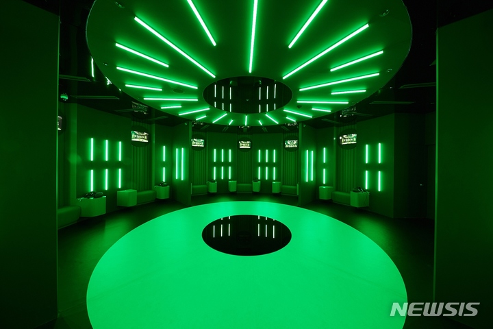 [서울=뉴시스]SK텔레콤의 ICT체험관 '티움'에 마련된 '텔레포트 룸'. 이 공간에서는 VR 기기를 착용하고 지구로 떨어지는 운석을 막기 위한 시나리오를 진행하게 된다. (사진=SK텔레콤 제공)