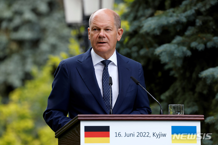 [키이우=AP/뉴시스] 올라프 숄츠 독일 총리가 16일(현지시간) 우크라이나 키이우 마린스키궁에서 공동 기자회견을 하고 있다. 유럽연합(EU) 4개국 프랑스·독일·이탈리아·루마니아 정상들은 이날 우크라이나의 EU 가입 후보국 지위를 지지한다고 밝혔다. 2022.06.17.