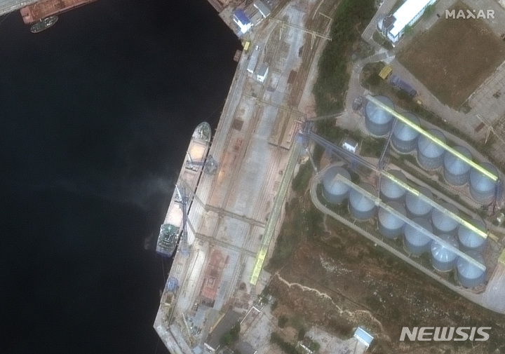 [AP/뉴시스] 맥사 테크놀로지가 제공한 위성 사진에서 지난 12일 우크라이나 크름반도 세바스토폴 항구에서 러시아 선박이 곡물을 적재하는 모습이 보이고 있다. 2022.06.17.
