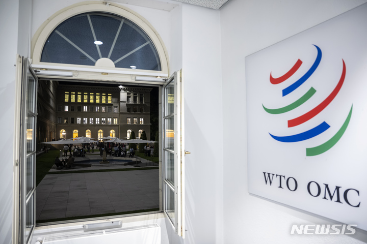 [제네바=AP/뉴시스] 세계무역기구(WTO) 대표단이 지난 6월 17일(현지시간) 스위스 제네바 WTO 본부에서 열린 제12차 장관회의 협상 결과를 기다리고 있다. 2022.06.17.