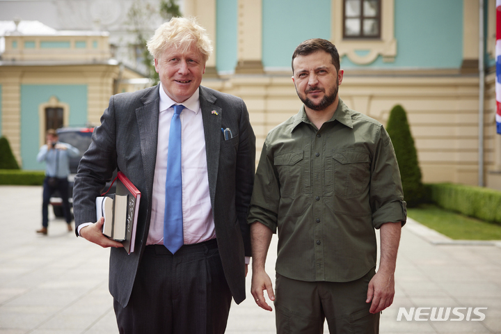 [키이우=AP/뉴시스]보리스 존슨 영국 총리(왼쪽)가 17일(현지시간) 우크라이나 수도 키이우를 찾아 볼로디미르 젤렌스키 대통령과 함께 사진을 촬영하는 모습. 2022.06.17.