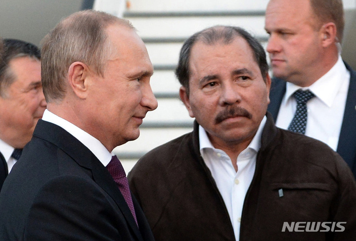 [AP/뉴시스] 2014년 7월 11일 니카라과 마나과 공항에서 열린 환영식에 참석한 다니엘 오르테가 니카라과 대통령(오른쪽)과 블라디미르 푸틴 러시아 대통령. 2022.07.21