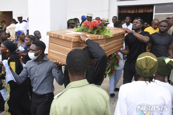 [오워(나이지리아)=AP/뉴시스]나이지리아 남서부 오워의 성 프란치스코 교회에서 지난 17일 이달 초 20여명의 목숨을 앗아간 무장괴한들의 총격 사건의 한 희생자 장례식이 치러지고 있다. 나이지리아의 잠파라주가 나이지리아 북부 지역에서 수천명의 목숨을 앗아간 무장괴한들로부터 스스로를 지킬 수 있도록 주민들이 총기를 소지할 수 있도록 허가했다. 2022.6.27