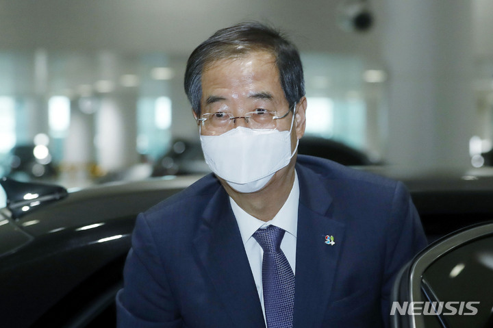 [인천공항=뉴시스] 최동준 기자 = 한덕수 국무총리가 19일 프랑스 파리로 출국하기 위해 인천국제공항에 도착해 차량에서 내리고 있다. 한 총리는 국제박람회기구 총회에 참석해 2030 부산엑스포 유치 지원을 호소할 예정이다. 2022.06.19. photocdj@newsis.com