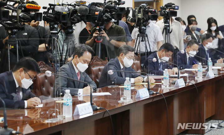 [서울=뉴시스] 김진아 기자 =  20일 오전 서울 중구 은행회관에서 열린 은행장 간담회에서 참석 은행장들이 이복현 금융감독원장의 발언을 듣고 있다. 2022.06.20. bluesoda@newsis.com