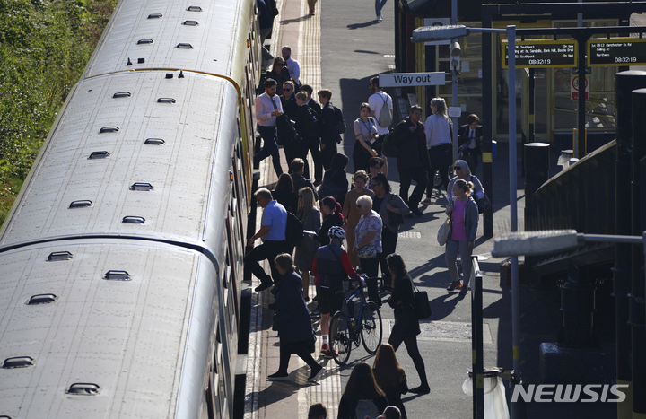 [리버풀=AP/뉴시스] 20일(현지시간) 영국 리버풀의 헌츠 크로스역에서 시민들이 열차에 탑승하고 있다. 영국 철도해운노조(RMT)는 사측과의 최종 협상이 결렬됨에 따라 21,23,25일 등 3일간 파업에 돌입한다고 밝혔다. 30년 만에 최대 규모인 이번 파업으로 영국 내 철도 운행이 대부분 마비될 것으로 보인다. 2022.06.21.