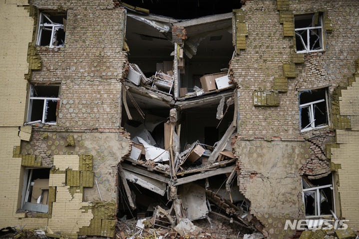 [바흐무트=AP/뉴시스]우크라이나 동부 도네츠크주 바흐무트의 러시아군 포격으로 훼손된 건물. 2022.5.28.