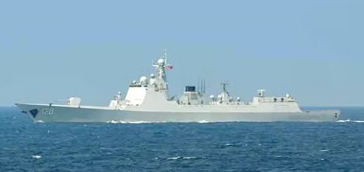중국 해군 미사일 구축함 2척과 보급함 1척으로 이뤄진 함대가 일본열도를 일주하는 위력시위를 펼치고 있다. (사진출처: 일본 방위성 홈페이지 캡처) 2022.06.21