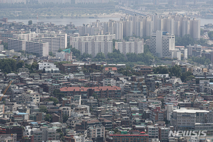 [서울=뉴시스] 권창회 기자 = 지난 6월21일 오후 서울 용산구 남산타워에서 바라본 서울 시내 주택가 모습. 2022.06.21. kch0523@newsis.com