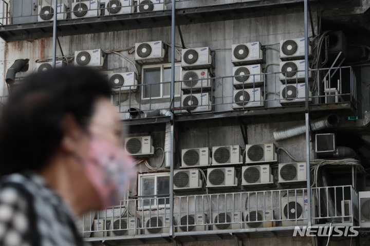 [서울=뉴시스] 김금보 기자 = 때 이른 폭염이 찾아온 지난 21일 오후 서울 중구 한 건물에 설치된 실외기들이 가동되고 있다. 전기·가스요금 등 공공요금 인상이 예고돼 다가올 무더위가 더욱 걱정된다. 2022.06.21. kgb@newsis.com