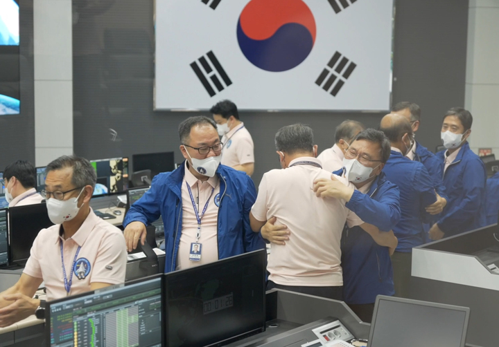 [서울=뉴시스] 순수 국내 기술로 설계·제작된 한국형 발사체 누리호(KSLV-Ⅱ) 2차 발사가 성공했다. 21일 대전시 한국항공우주연구원 위성종합관제실 관제센터에서 연구원들이 누리호 발사 성공에 기뻐하고 있다. (사진=한국항공우주연구원 영상 캡처) 2022.06.22. photo@newsis.com *재판매 및 DB 금지