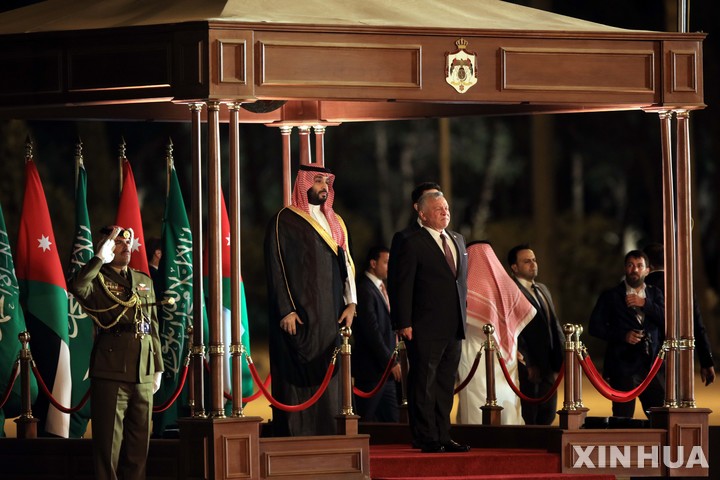 [ 암만(요르단)= 신화/뉴시스] 6월 22일 요르단의 암만을 방문한 빈 살만 사우디 왕세자가 압둘라2세 요르단 국왕과 공항 환영식을 참관하고 있다. 