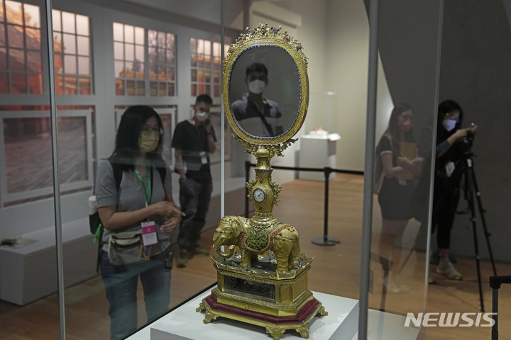 [홍콩=AP/뉴시스]청나라 건륭황제 시대의 거울이 홍콩궁전박물관에 전시돼 있다. 2022.6.22.