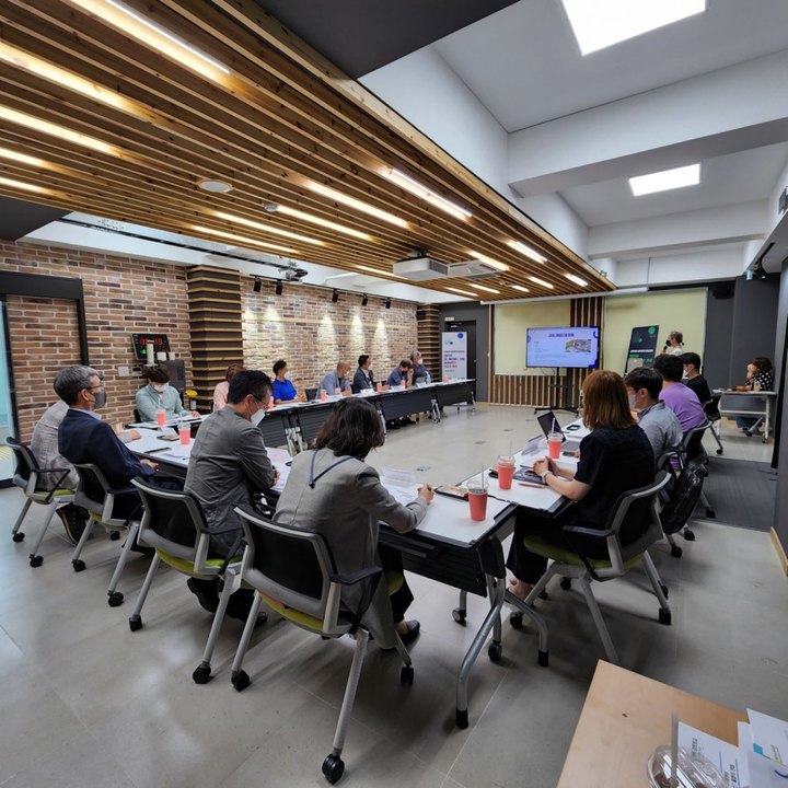 [전주=뉴시스] 한훈 기자 = 전북 전주시와 정보문화산업진흥원은 23일 지역 내 XR 산업을 선도하는 기업 및 유관기관 관계자 등 30여명이 참석한 가운데 XR·메타버스 산업 얼라이언스 출범식을 개최했다.(사진=전주시 제공).2022.06.23. photo@newsis.com *재판매 및 DB 금지