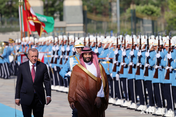 [ 앙카라( 터키)= 신화/뉴시스] 터키를 방문한 사우디 왕세자와 마중을 나온 에르도안 터키 대통령이 22일 앙카라 공항에서 군 사열대 사이를 통과하고 있다.  