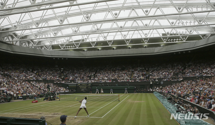 [런던=AP/뉴시스] 윔블던 테니스대회가 열리는 영국 윔블던 올잉글랜드클럽의 센터코트 전경. 2017.07.15