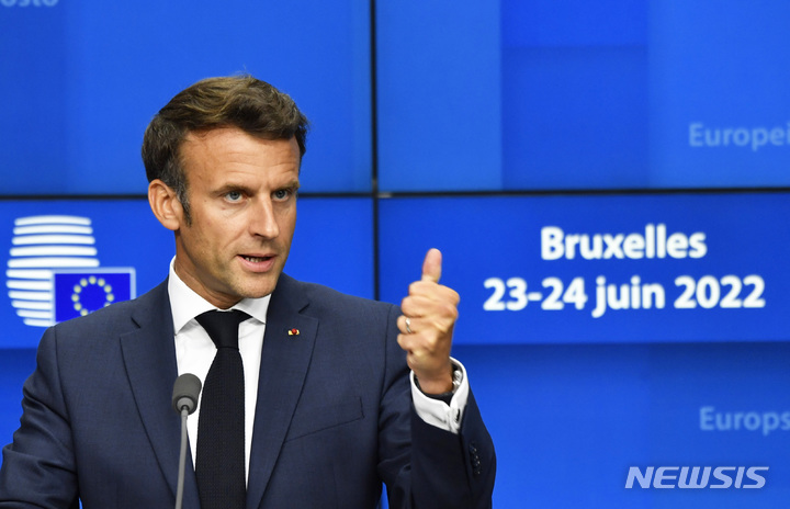 [브뤼셀=AP/뉴시스] 에마뉘엘 마크롱 프랑스 대통령이 지난 23일(현지시간) 벨기에 브뤼셀에서 열린 EU 정상회의에서 기자회견을 하고 있다. 2022.06.25.
