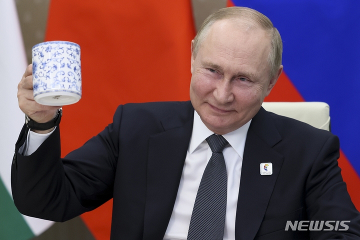 [모스크바=AP/뉴시스] 블라디미르 푸틴 러시아 대통령이 지난 23일 러시아 모스크바에서 브릭스(BRICS) 비즈니스 포럼 개막식 화상 연설에서 건배를 제의하고 있다. 2022.06.28.