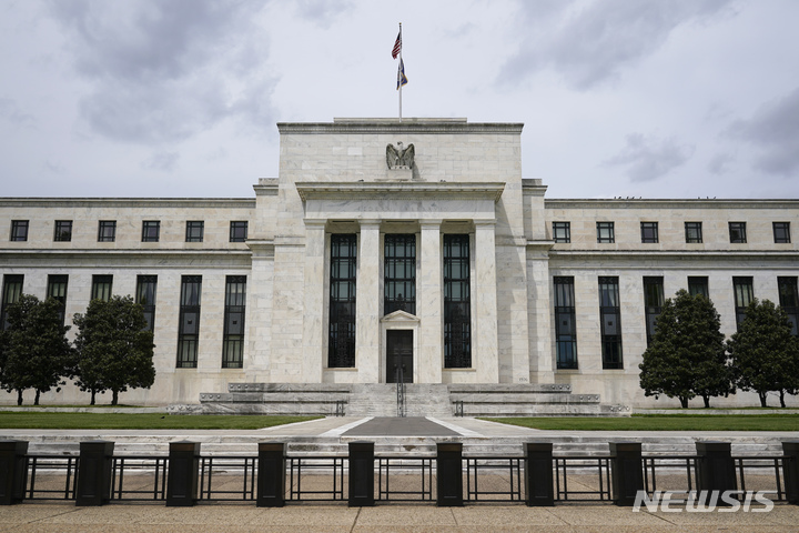 연준 "다음 FOMC서 0.5%p 인상 가능…금리 전망 올려야"