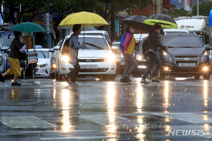[제주=뉴시스] 우장호 기자 = 전국적으로 장맛비가 쏟아지는 지난 24일 오전 제주시청 인근 거리에서 우산을 쓴 시민들이 출근길 발걸음을 재촉하고 있다. 2022.06.24. woo1223@newsis.com