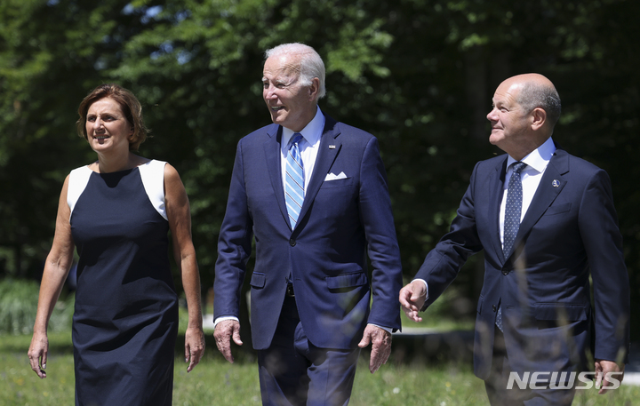 [AP/뉴시스] 26일 미국의 조 바이든 대통령(가운데)이 G7 정상회의가 열리는 독일 바이에른 알프스 휴양지 크루엔의 엘모성에 도착해 독일의 올라프 숄츠 총리(오른쪽) 부부의 환영을 받고 있다