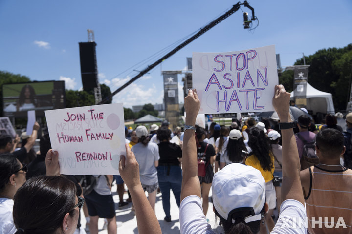 [ 워싱턴= 신화/뉴시스]미국 워싱턴에서 올 해 6월 22일에 열린 반아시아 증오범죄 규탄 집회.  이 날 미 전국 대도시의 아시아계 이민들은 날로 증가하는 아시아계에 대한 증오범죄와 폭력을 중지하라며 집회와 행진을 벌였다.