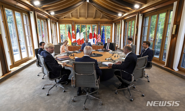 [엘마우성=AP/뉴시스] 주요7개국(G7) 정상들이 26일(현지시간) 독일 바이에른 알프스 엘마우성에서 열린 정상회의 첫 실무회의에 참석하고 있다. 조 바이든 미국 대통령(가운데)을 기준으로 시계방향으로 보리스 존슨 영국 총리, 기시다 후미오 일본 총리, 우르줄라 폰데어라이엔 유럽연합(EU) 집행위원장, 샤를 미셸 EU 상임의장, 마리오 드라기 이탈리아 총리, 쥐스탱 트뤼도 캐나다 총리, 에마뉘엘 마크롱 프랑스 대통령, 올라프 숄츠 독일 총리. 2022.06.27.  