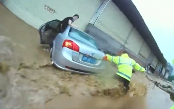 중국 남부지역에 쏟아진 기록적인 폭우로 광둥성에서만 48만 명에 가까운 이재민이 발생한 가운데 23일 홍수에 쓸려가던 승용차 안에 갇힌 여성이 극적으로 구조됐다. 출처: Global Times *재판매 및 DB 금지