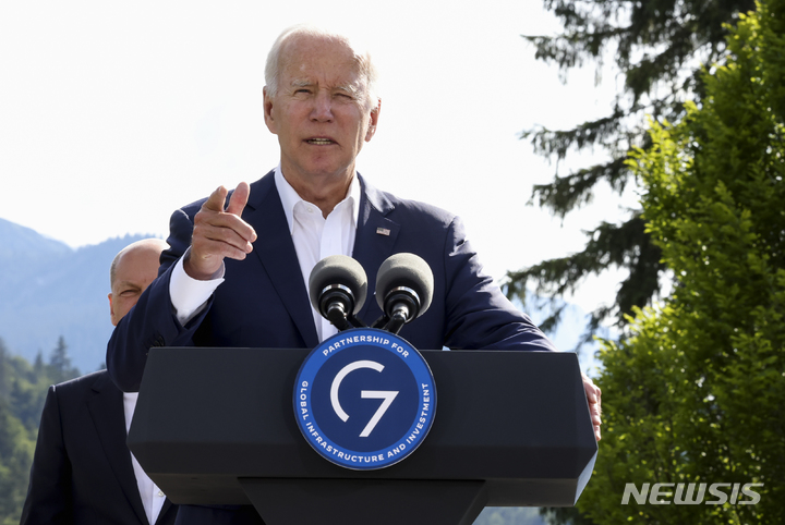 [엘마우=AP/뉴시스] 조 바이든 미국 대통령이 26일 독일 바이에른 엘마우성에서 열린 G7 정상회의에 참석해 연설을 하고있다. 2022.06.27.