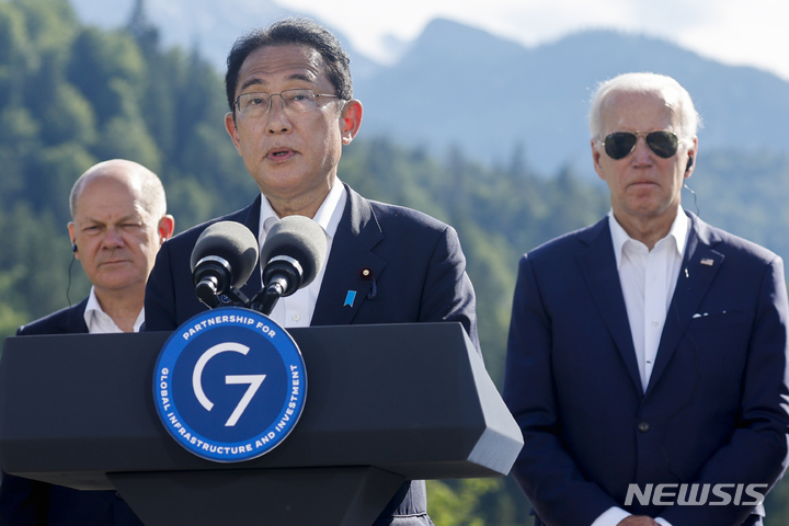 [바이에른(독일)=AP/뉴시스] 독일 바이에른주 알프스 엘마우성에서 열린 주요 7개국(G7) 정상회의 첫날인 26일(현지시간) 기시다 후미오 일본 총리(가운데)가 발언하고 있다. 그의 뒤로는 올라프 숄츠 독일 총리(왼쪽),  조 바이든 미국 대통령(오른쪽)이 서 있다. 2022.06.27.