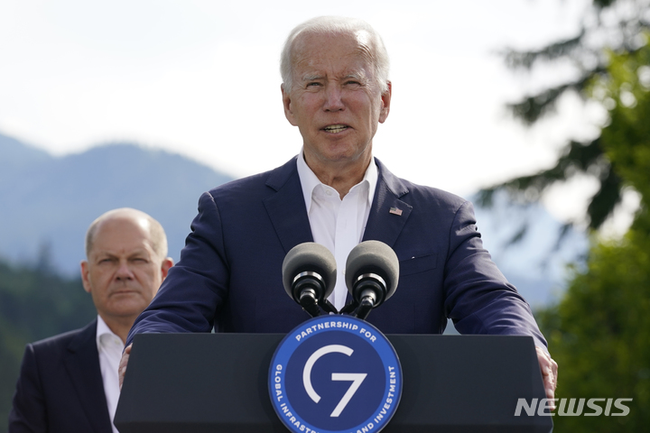 [엘마우=AP/뉴시스] 조 바이든 미국 대통령이 26일 독일 바이에른 엘마우성에서 열린 G7 정상회의에 참석해 연설을 하고있다. 2022.06.27.