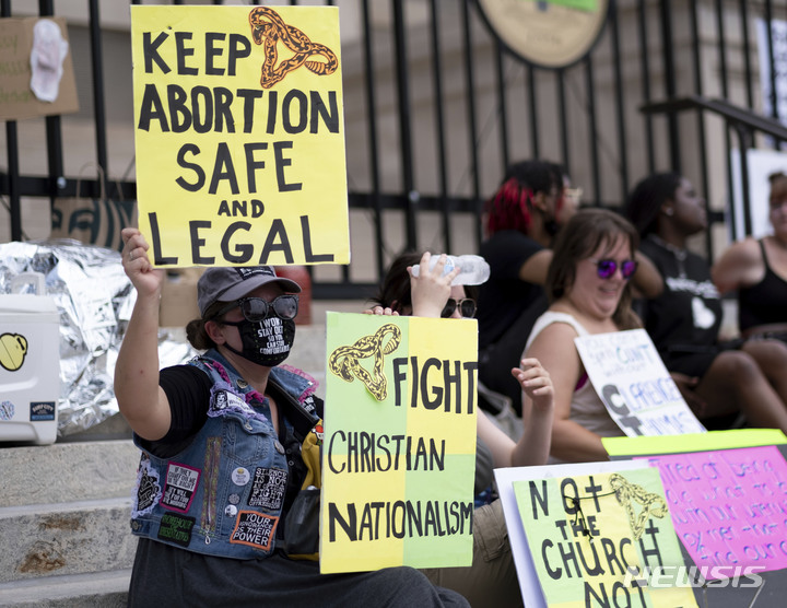 [애틀랜타=AP/뉴시스] 26일(현지시간) 미 조지아주 애틀랜타의 주 의회 계단에서 낙태 권리 지지자들이 대법원의 낙태 권리 폐기 판결에 항의하며 시위하고 있다. 미국 여론 조사 결과 미 국민 절반 이상이 임신중절(낙태) 합법화를 폐기한 미연방대법원의 판결에 대해 미국을 '후퇴'시키는 결정이라고 답한 것으로 나타났다. 2022.06.27.