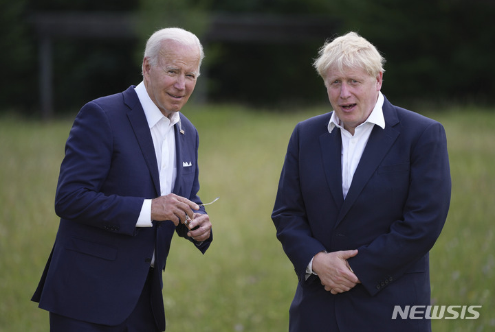 [엘마우=AP/뉴시스] 조 바이든(왼쪽) 미국 대통령이 26일 독일 바이에른 엘마우성에서 열린 G7 정상회의에 참석해 보리스 존슨 영국 총리와 대화를 하고있다. 2022.06.27.