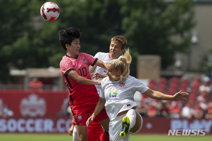 [토론토=AP/뉴시스] 한국 여자축구대표팀의 지소연(왼쪽)이 27일(한국시간) 캐나다 토론토 BMO 필드에서 열린 캐나다와 평가전에서 공중볼 다툼을 하고 있다. 2022.06.27.