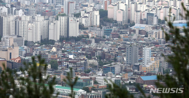 [서울=뉴시스] 추상철 기자 = 5년간 수도권 아파트 매매값이 2배 오른 것에 비해 빌라 매매값은 30% 상승에 그친 것으로 나타났다. 27일 오후 서울 시내 빌라가 보이고 있다. 2022.06.27. scchoo@newsis.com