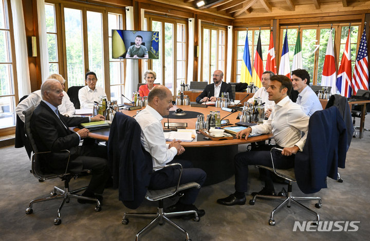 [AP/뉴시스] 27일 G7 정상들이 독일 바이에른 알프스 정상회의에서 이틀째 회동했다. 