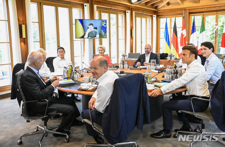 [크루엔=AP/뉴시스]볼로디미르 젤렌스키 우크라이나 대통령(왼쪽 상단 화면)이 27일(현지시간) 화상으로 G7 정상회의에 참여했다. 2022.6.27.