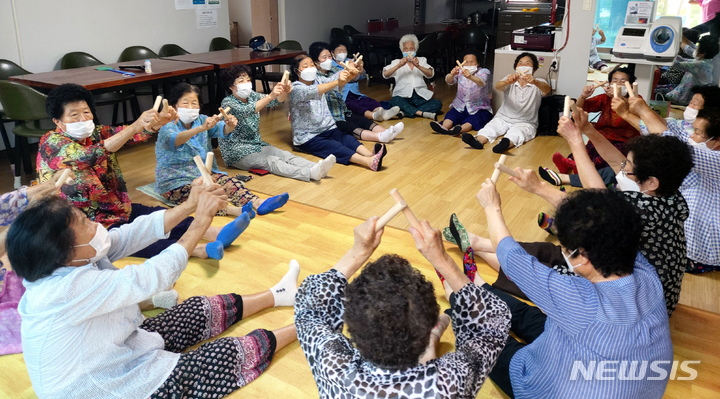 [광주=뉴시스] 광주서구노인종합복지관은 코로나19로 중단된 경로당활성화프로그램을 정상 운영한다고 28일 밝혔다. (사진=광주서구노인종합복지관 제공). photo@newsis.com *재판매 및 DB 금지