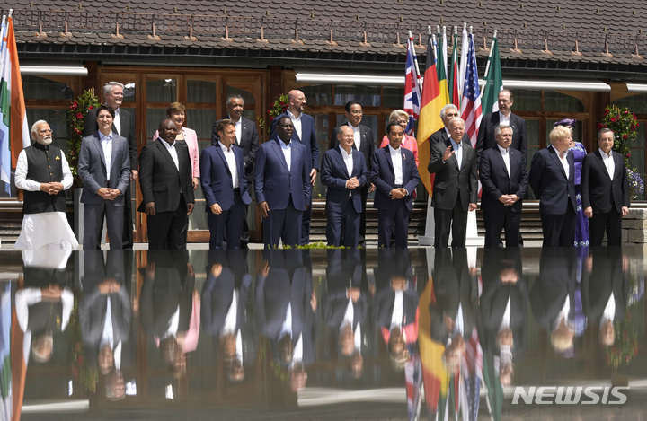 [엘마우=AP/뉴시스] 27일(현지시간) 주요 7개국(G7) 정상회의가 열리고 있는 독일 바이에른주 크루엔 엘마우성에서 G7 및 초청국 정상들이 단체 사진을 찍기 위해 포즈를 취하고 있다. 2022.06.28.