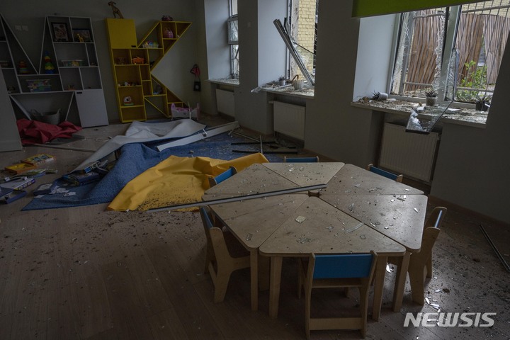 [키이우=AP/뉴시스] 27일(현지시간) 우크라이나 키이우의 한 유치원이 러시아의 미사일 공격을 받아 교실이 파손돼 있다. 러시아가 나토(NATO·북대서양조약기구) 정상회담을 앞두고 우크라이나 키이우에 폭격을 재개했다. 2022.06.28.