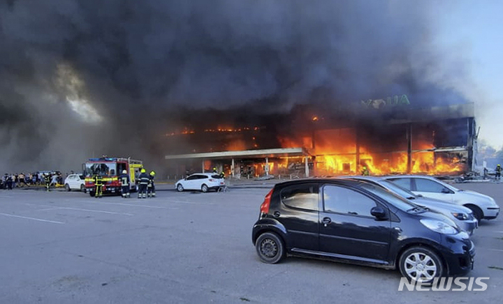 [크레멘추크(우크라이나)=AP/뉴시스] 27일(현지시간) 우크라이나 비상사태부가 공개한 영상을 캡쳐한 사진으로, 폴타바주 크레멘추크에 있는 한 쇼핑몰은 러시아군의 미사일 공격을 받아 불에 타고 있다. 2022.06.28 