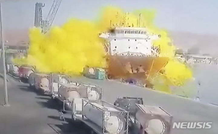 [아카바=AP/뉴시스] 올 해 6월27일 요르단 아카바 항구에서 작업 중이던 크레인에서 염소가스 저장 탱크가 추락, 폭발해 노란색 연기가 퍼져나가고 있다. 이 사고로 근로자 등 11명이 숨지고 250여 명이 다쳤다. 요르단 기상청은 8월 31일까지 폭염이 지속된다고 경고했다. 2022.06.28.