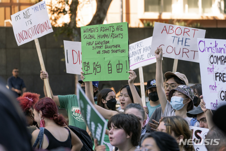 [로스앤젤리스= AP/뉴시스] 미 연방대법원의 낙태금지법 복원에 항의하는 캘리포니아 시위대가 6월 27일 로스엔젤레스 시내에서 여성의 신체 결정권을 보장하라며 구호를 외치고 있다.  
