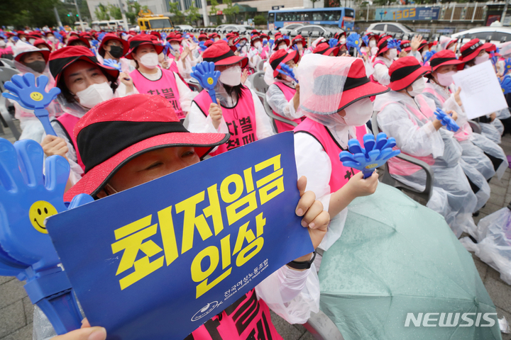 [서울=뉴시스] 조성우 기자 = 전국여성노동조합 조합원들이 지난해 6월28일 오후 서울 용산구 대통령 집무실 인근에서 최저임금 인상을 촉구하는 전국여성노동자대회를 열고 구호를 외치고 있다. 2022.06.28. xconfind@newsis.com