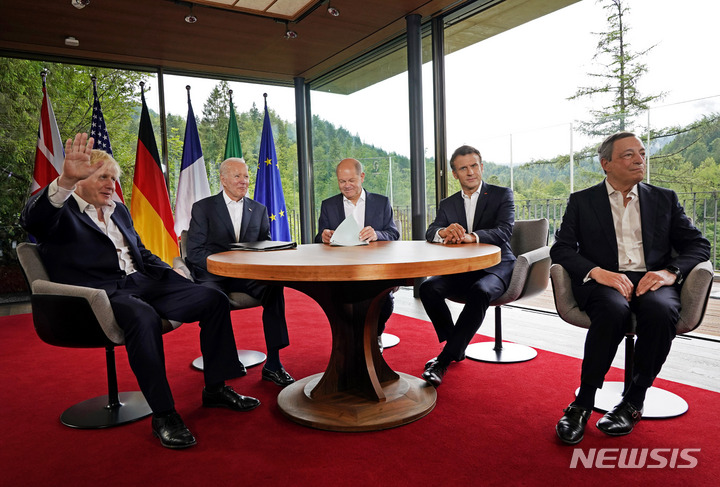[AP/뉴시스] G7 독일 정상회의 마지막날인 28일 영국, 미국, 독일, 프랑스, 이탈리아의 5명 정상이 본회의에 앞서 회동하고 의견을 나누고 있다. 캐나다와 일본 정상만 빠졌다.