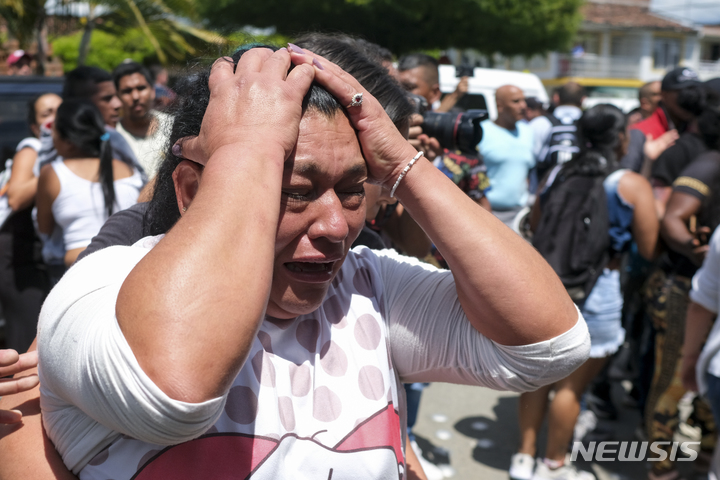 [툴루아=AP/뉴시스] 28일(현지시간) 콜롬비아 툴루아의 교도소에서 화재가 발생해 최소 51명이 숨진 가운데 교도소 밖에서 소식을 기다리던 한 여성이 오열하고 있다. 현지 당국은 재소자들의 시위가 폭동으로 번지며 매트리스 등에 불을 붙였다고 전했다. 2022.06.29.
