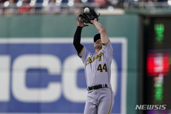 Pittsburgh Pirates second baseman Hoy Park catches a fly ball hit by Washington Nationals' Lane Thomas during the first inning of a baseball game at Nationals Park, Tuesday, June 28, 2022, in Washington. (AP Photo/Alex Brandon)