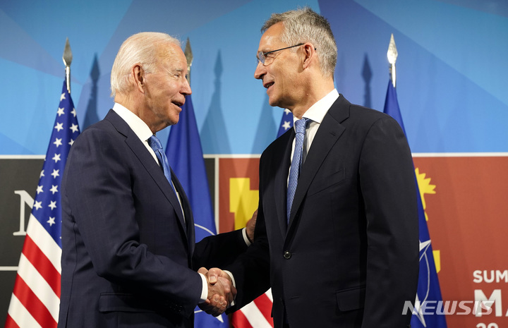 [마드리드=AP/뉴시스] 옌스 스톨텐베르그 북대서양조약기구(NATO·나토) 사무총장(오른쪽)이 29일(현지시간) 스페인 마드리드에서 열리는 나토 정상회의 참석 차 도착한 조 바이든 미국 대통령을 환영하고 있다. 2022.06.30.