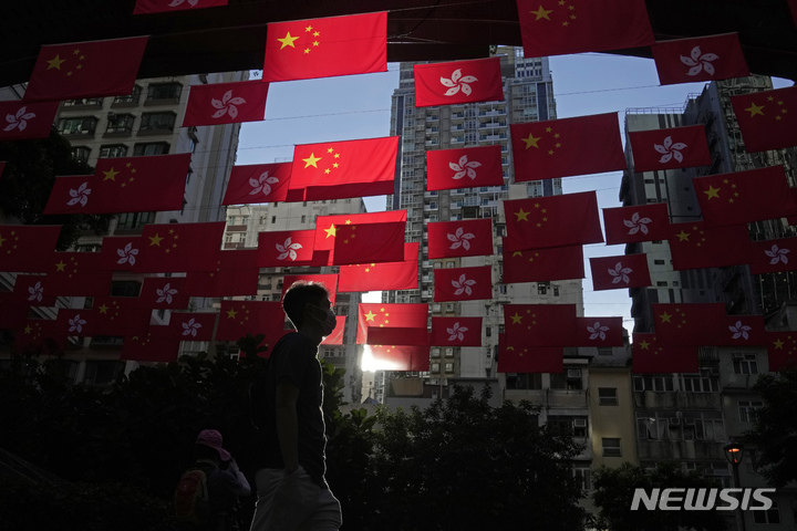[홍콩=AP/뉴시스] 홍콩 주권  귀속 25주년을 앞두고 24일 홍콩 도심에 중국 국기인 오성홍기와 홍콩 특별행정구 깃발 자형기가 걸려있다. 2022.06.30 