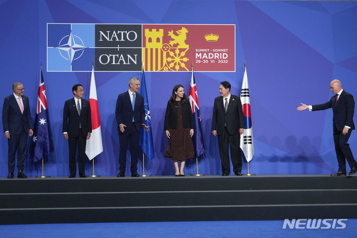 [마드리드=AP/뉴시스] 스페인 수도 마드리드에서 지난해 6월29일(현지시간) 열린 북대서양조약기구(NATO·나토) 정상회의에서 인도·태평양 파트너국 정상이 사진 촬영에 임하고 있다. 왼쪽부터 앤서니 앨버니지 호주 총리, 기시다 후미오 일본 총리, 옌스 스톨텐베르그 나토 사무총장, 저신다 아던 당시 뉴질랜드 총리, 윤석열 대통령이다. 2023.06.02.